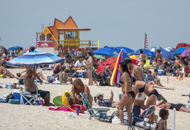 12일(현지시간) 미국 플로리다 마이애미비치를 찾은 사람들이 해수욕을 즐기고 있다. 이날 플로리다주는 역대 미국 어느 주보다도 많은 일일 신규 확진자 수를 기록했다. /EPA연합뉴스