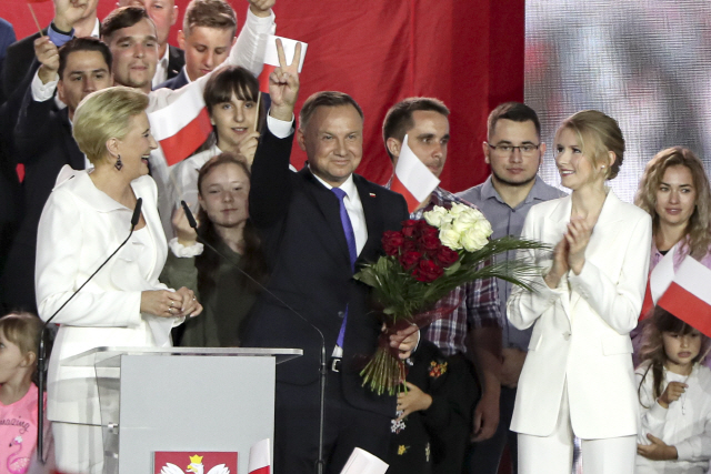 안제이 두다(앞줄 가운데) 폴란드 대통령이 풀투스크에서 12일(현지시간) 실시된 대선 출구조사 결과가 나온 직후 승리를 뜻하는 ‘V’ 포즈를 취하고 있다.