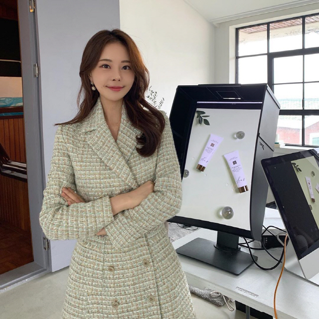 김민영 로아르 대표가 서울 성동구 성수동 사무실에서 화장품 라인의 신제품 이미지가 떠있는 모니터 앞에 서있다. /사진제공=로아르