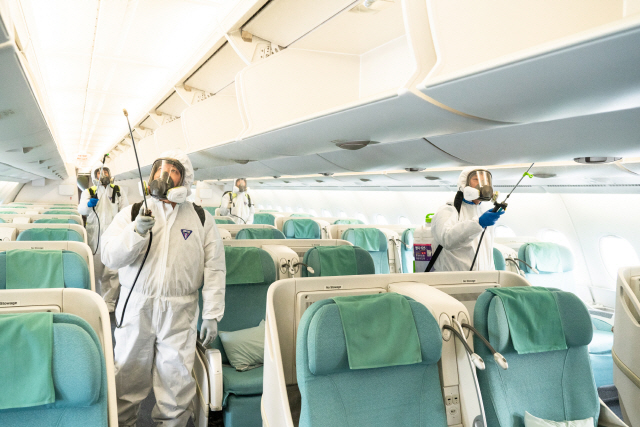 대한항공 직원들이 신종 코로나바이러스 감염증(코로나19) 예방을 위해 기내 소독을 하고 있다. /사진제공=대한항공