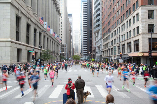 지난해 열린 시카고 마라톤 대회에서 참가자들이 도심을 달리고 있다. /사진=시카고 마라톤 조직위원회 홈페이지
