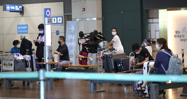 지난 8일 오후 인천국제공항 1터미널에 해외 입국자들이 들어서고 있다. /영종도=연합뉴스