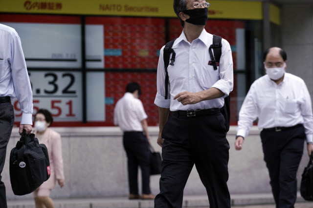 13일 일본 도쿄에서 마스크를 쓴 시민들이 거리를 지나고 있다./AP연합뉴스