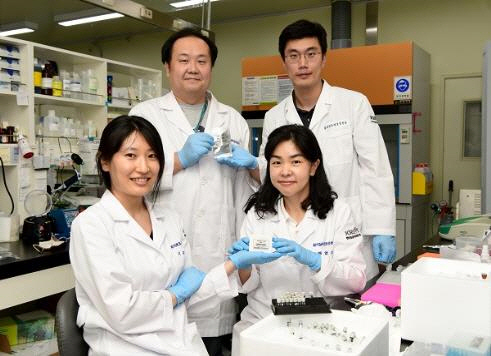 코로나19 진탄키트 오류 줄이는 유전자 표준물질 개발한 한국표준과학연구원 연구팀이 연구실에서 기념촬영을 하고 있다. /표준연