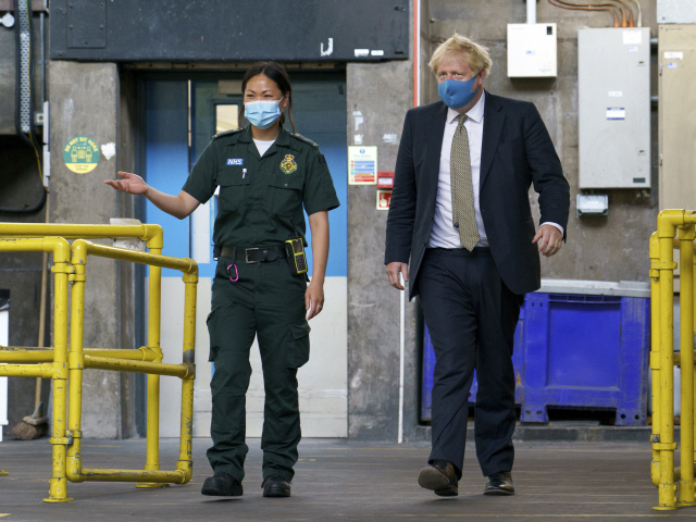 13일(현지시간) 보리스 존슨 영국 총리가 마스크를 착용한 채 런던 앰뷸런스 서비스를 둘러보고 있다. /EPA연합뉴스