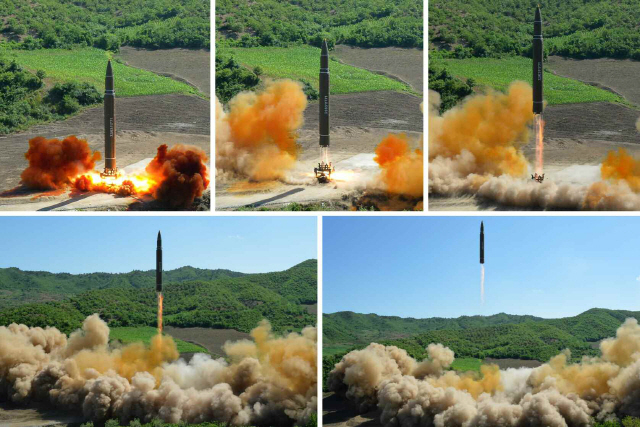 북한 매체가 4일 대륙간탄도미사일(ICBM)급인 ‘화성-14형’ 시험 발사 3주년을 대대적으로 조명했다.사진은  2017년 7월 4일 화성-14형 시험 발사 당시 모습./연합뉴스