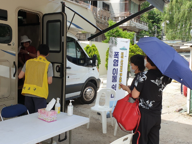 서초구민들이 캠핑카를 활용한 폭염이동센터를 이용하고 있다./사진제공=서초구