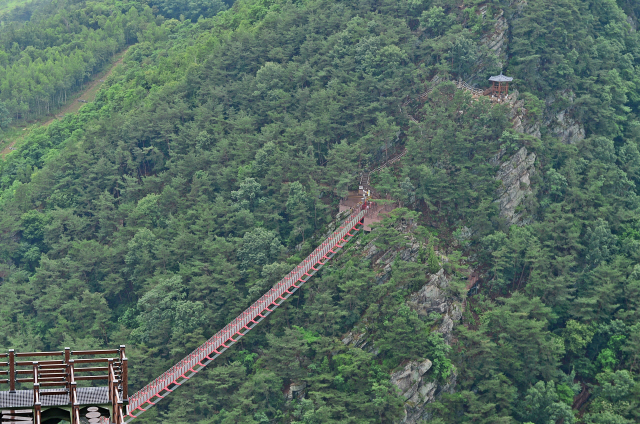 채계산 출렁다리는 산 중턱 60m 지점에 걸린 다리로 출렁다리 중에서는 국내에서 가장 긴 270m의 전장을 자랑한다.