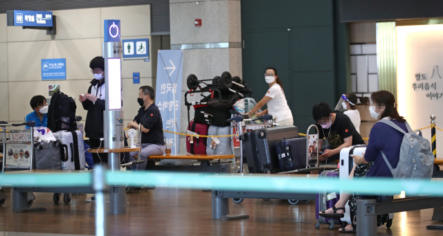 코로나19 해외유입 감염자 수가 줄지 않고 있는 가운데 지난 8일 오후 인천국제공항 1터미널에 해외 입국자들이 들어서고 있다./영종도=연합뉴스