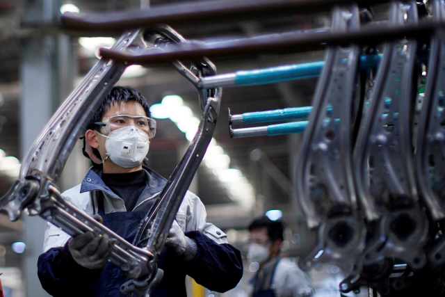 중국 상하이의 한 자동차 공장에서 작업하는 모습.  /로이터연합뉴스