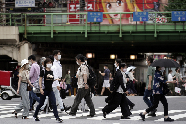 지난 10일 일본 도쿄에서 마스크를 쓴 시민들이 횡단보도를 지나고 있다./AP연합뉴스