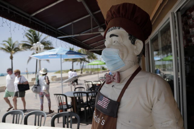 미국 플로리다주의 한 식당 앞의 동상이 마스크를 쓰고 있다. /AP연합뉴스