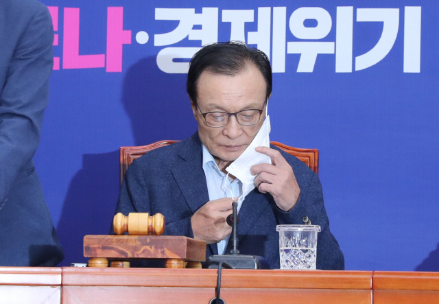 더불어민주당 이해찬 대표가 15일 오전 서울 여의도 국회에서 열린 최고위원회의에서 마스크를 벗고 있다.