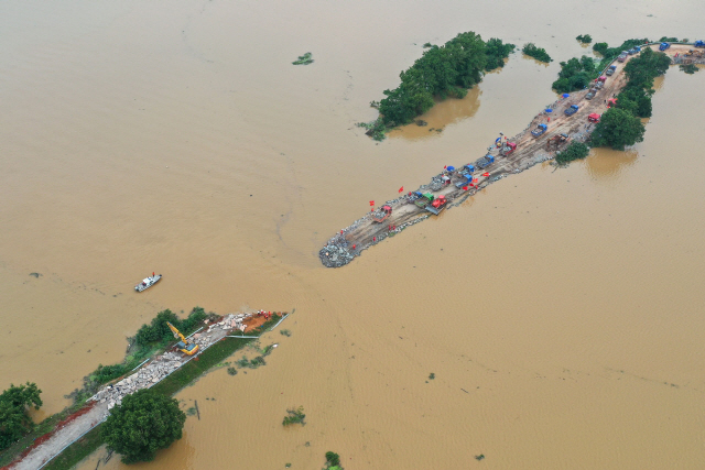 지난 13일 중국 장시성 주장시를 가로지르는 장강 변의 둑이 홍수로 무너져 있다. /AFP연합뉴스