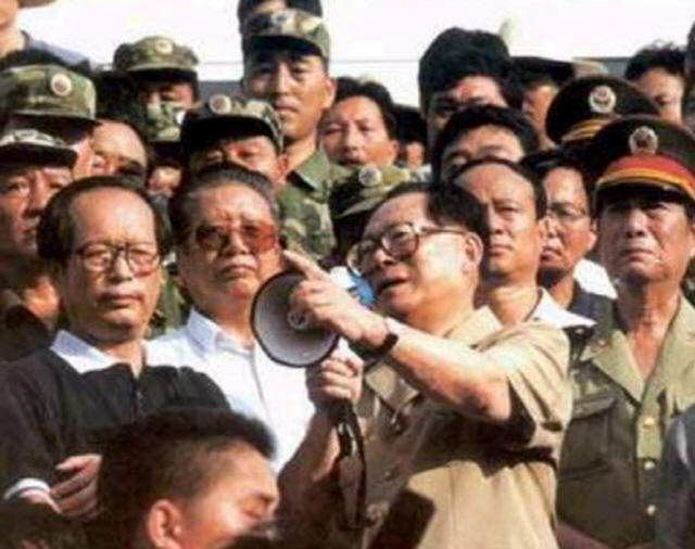 장쩌민 전 중국 국가주석이 1998년 8월 13일 후베이성을 방문해 대홍수의 수방 작업을 독려하고 있다. /CCTV 캡처