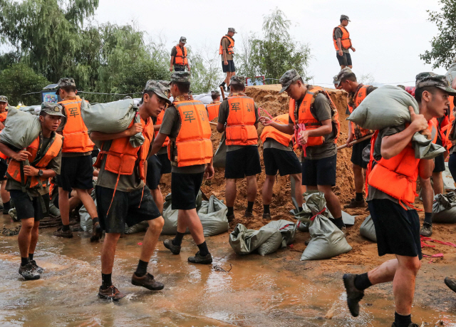 중국 군인들이 13일 장시성 주장시의 둑 쌓는 작업을 진행중이다. /AFP연합뉴스