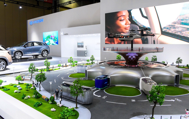 지난 1일 경기 고양시 킨텍스에서 개최되는 ‘2020 수소모빌리티+쇼’에 현대자동차가 참가해 스마트 모빌리티 솔루션 ‘UAM-PBV-Hub’ 축소 모형물을 선보였다./고양=연합뉴스