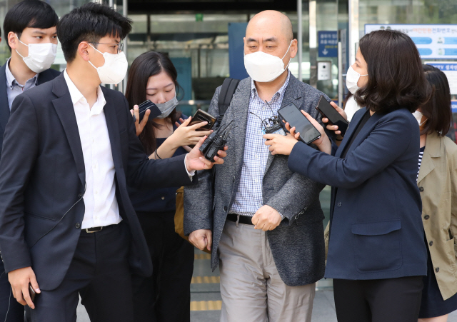 고한석 전 서울시장 비서실장이 15일 오후 서울 성북경찰서에서 박원순 서울시장 사망 관련 참고인 조사를 마친 뒤 청사를 나서고 있다./연합뉴스