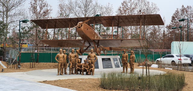 한남대 미술교육학과 김성용 교수가 참여해 제작한 한인비행학교 기념조형물. 사진제공=한남대