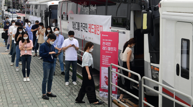 15일 서울 대상그룹 상봉동 사옥에서 혈액수급 안정화를 위한 '전국민 동참 레드챌린지' 헌혈캠페인에 동참한 대상그룹 임직원들이 헌혈을 하기 위해 줄 서 있다./성형주기자 2020.07.15