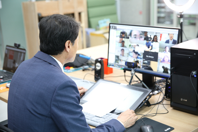 UST 김이환 총장이 신임교수 온라인 워크숍에서 실시간으로 환영인사를 하고 있다. 사진제공=UST