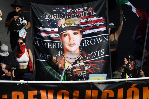 12일(현지시각) 미 캘리포니아 로스앤젤레스에서 바네사 기옌을 추모하는 집회가 열리고 있다./AFP연합뉴스