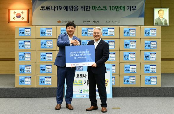 이상철(오른쪽) 전쟁기념관장과 김연구 와이지팩토리 대표가 15일 서울 용산구 전쟁기념관에서 일회용 마스크 전달식을 하고 있다.   /사진제공=전쟁기념관