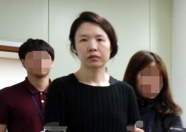 전 남편을 살해한 혐의로 구속된 고유정이 지난해 6월 제주동부경찰서 유치장에서 나와 진술녹화실로 이동하고 있다./제주=연합뉴스