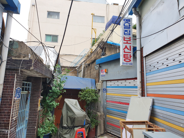 15일 서울 종로구 동묘시장 인근의 한 골목. 굳게 문을 닫은 낡은 건물 앞에는 예전에 보신탕집이었다는 걸 알려주는 간판이 걸려있다./심기문기자
