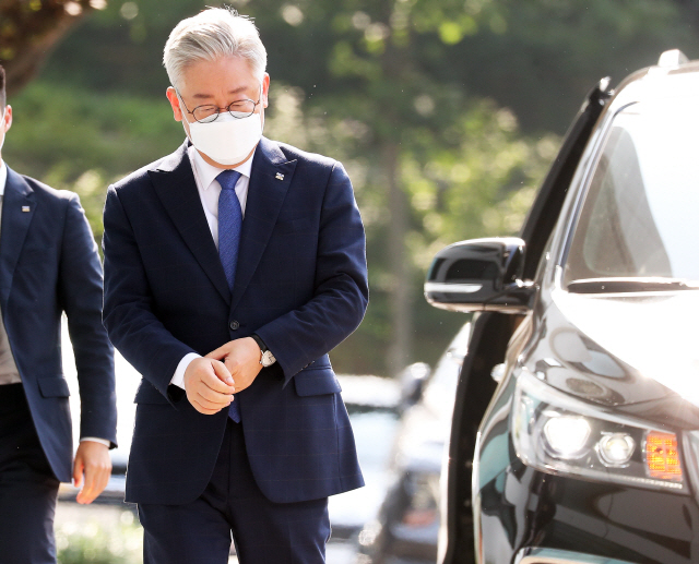 16일 오전 이재명 경기도지사가 경기도 수원시 경기도청으로 출근하고 있다./연합뉴스