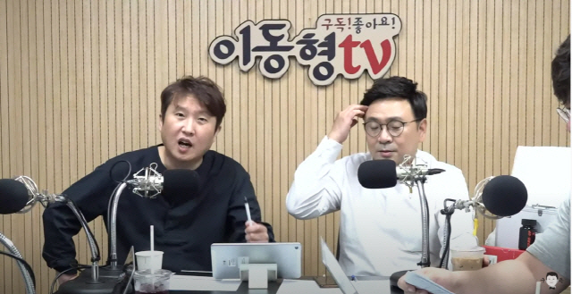 이동형(왼쪽) 작가와 박지훈 변호사가 15일 유튜브 채널 ‘이동형TV’에서 방송을 진행하고 있다. /유튜브 캡쳐