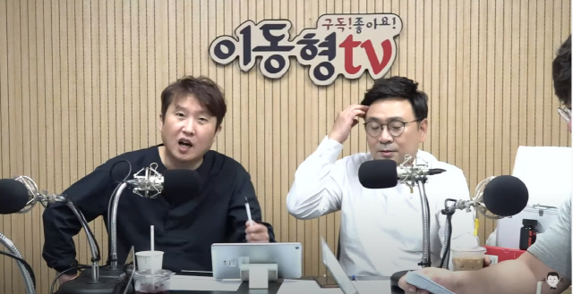 (왼쪽부터) 이동형 작가와 박지훈 변호사가 15일 유튜브 채널 이동형TV에서 방송을 진행하고 있다. /유튜브 캡쳐