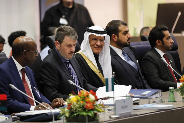 압둘아지즈(왼쪽 세번째) 사우디아라비아 에너지부 장관이 지난해 12월 5일 오스트리아 빈에서 열린 석유수출국기구(OPEC) 회의에 참석하고 있다. OPEC은 코로나19 대유행으로 올해 세계 원유 수요가 지난해 대비 9.1% 감소할 것으로 전망했다. /블룸버그 자료사진