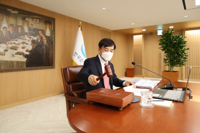 이주열 한국은행 총재가 28일 오전 서울 중구 한국은행에서 열린 금융통화위원회 본회의에서 회의를 주재하며 의사봉을 두드리고 있다. /사진제공=한은