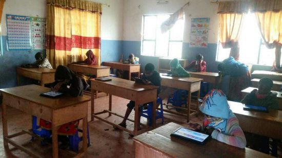 탄자니아 초등학생들이 ‘킷킷스쿨’ 애플리케이션을 활용하고 있다./사진제공=코이카