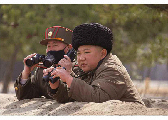 김정은 북한 국무위원장이 지난 3월 9일 전선 장거리포병부대들의 ‘화격타격훈련’을 지도하고 있다. /노동신문 홈페이지 캡처=연합뉴스