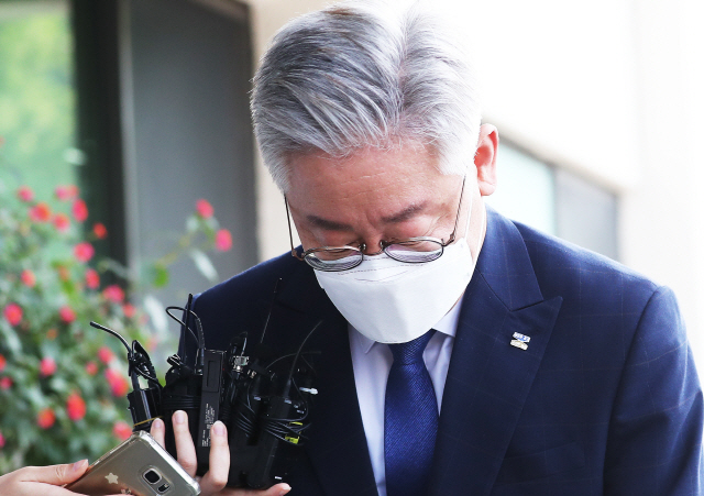 공직선거법상 허위사실공표 혐의로 기소된 이재명 경기도지사가 상고심 선고일인 16일 경기도 수원 경기도청으로 출근하며 인사하고 있다. /수원=연합뉴스