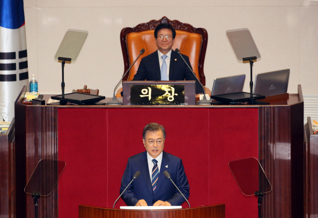 문재인 대통령이 16일 국회 본회의장에서 열린 제21대 국회 개원식에서 개원축하 연설을 하고 있다./연합뉴스