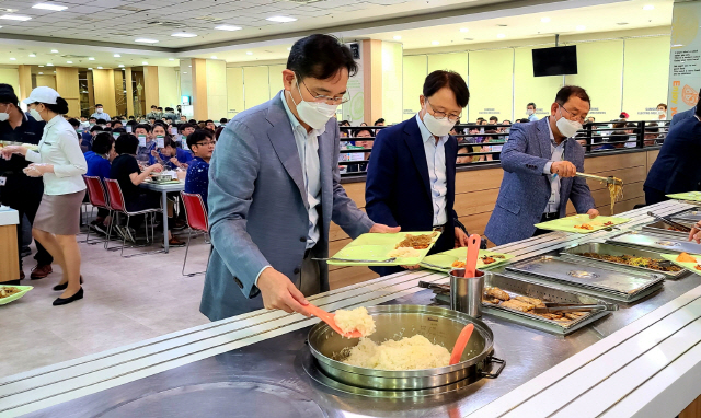 이재용 삼성전자 부회장이 16일 삼성전기 부산사업장 내 구내식당에서 임직원들과 식사를 하기 위해 밥을 뜨고 있다. /사진제공=삼성전자