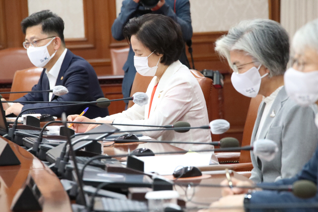 추미애(가운데) 법무부장관이 지난 14일 정부서울청사에서 열린 국무회의에 참석해 있다. /연합뉴스