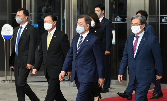 문재인 대통령이 16일 오후 국회에서 열린 제21대 국회 개원식이 끝나고 국회 본청에서 나오고 있다./권욱기자