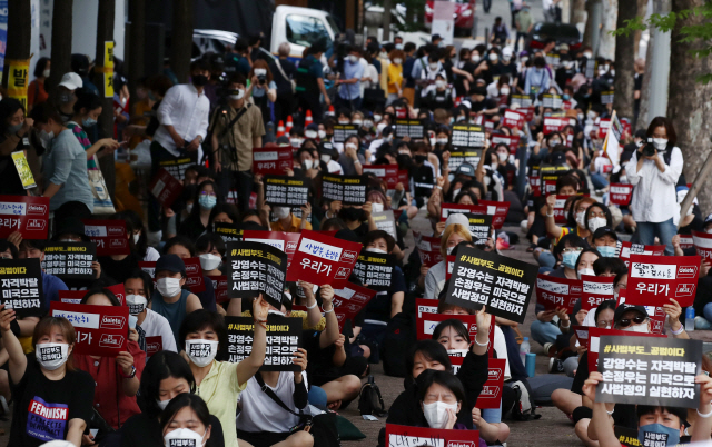 시민들이 지난 10일 서울 지하철 2호선 서초역 앞에서 손정우의 미국 송환을 불허한 사법부를 규탄하는 집회를 열고 있다./연합뉴스