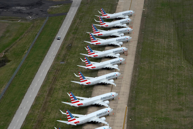 오클라호마 털사에 주차돼 있는 비행기들. 코로나19에 따른 수요 급감에 미국 항공사들은 수만명의 임시해고를 준비 중이다. /로이터연합뉴스