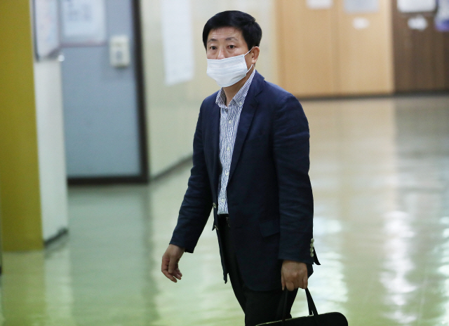 박상학 자유북한운동연합 대표가 지난 6일 오후 한국프레스센터에서 외신기자들을 상대로 기자회견을 하기 위해 들어가고 있다./연합뉴스