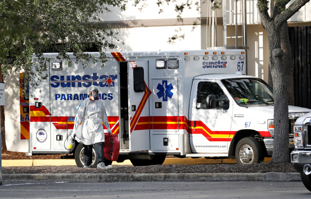 115일(현지시간) 미국 플로리다에서 보호장비를 입은 구급대원이 구급차에서 내리고 있다. /로이터연합뉴스