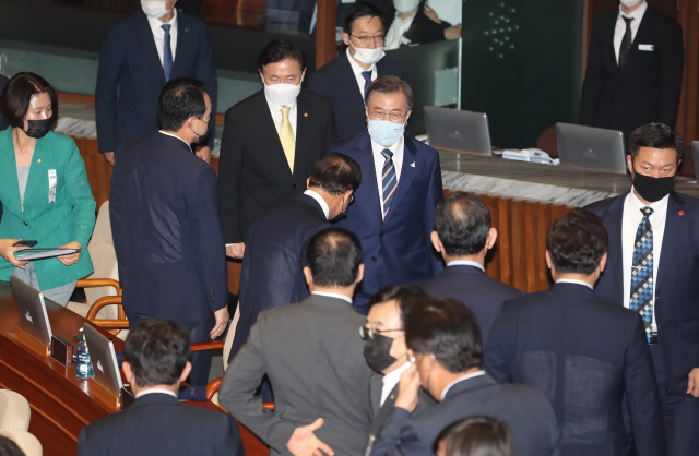 문재인 대통령이 제21대 국회 개원식이 열린 16일 개원 축하 연설을 마친 뒤 본회의장을 떠나며 주호영 원내대표 등 미래통합당 의원들과 인사하고 있다./연합뉴스