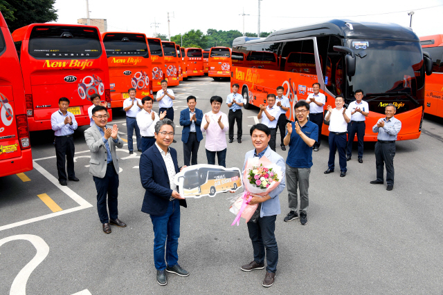 지난 16일 경기도 평택시의 뉴부자관광 차고지에서 윤승규(왼쪽) 기아차 B2B사업실장 상무가 원동호 뉴부자관광 대표에게 ‘그랜버드 슈퍼 프리미엄’ 1호차를 전달하고 있다. /사진제공=기아차