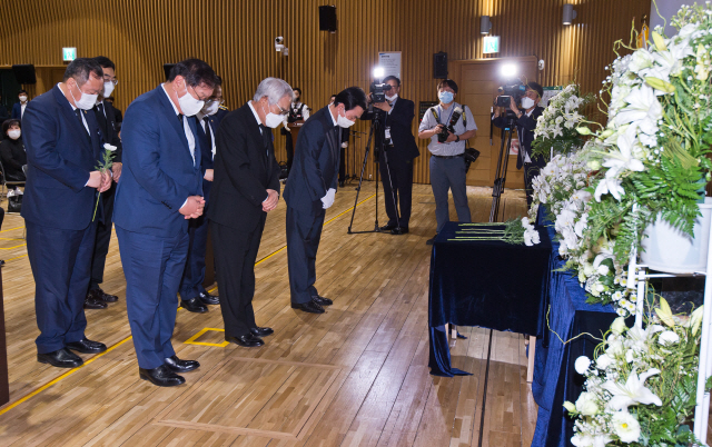 13일 오전 서울시청 다목적홀에서 열린 고 박원순 서울시장의 영결식에서 더불어민주당 의원들이 헌화하고 있다./연합뉴스=사진공동취재단