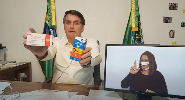 자이르 보우소나루 브라질 대통령이 16일(현지시간) 유튜브에 올린 동영상에서 ‘아니타’라는 이름의 구충제와 하이드록시클로로퀸을 양손에 들어보이고 있다. /유튜브 캡처