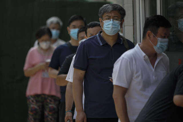 지난 14일 중국 베이징 시민들이 코로나19 검사를 받기 위해 한 병원 앞에 줄을 서 있다. /EPA연합뉴스